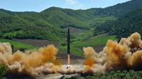 Peluncuran rudal balistik antarbenua Hwasong-14, ICBM, di barat laut Korea Utara, 4 Juli 2017. Peluncuran rudal balistik ini merupakan gerakan menantang Washington secara militer. (KRT via AP Video)