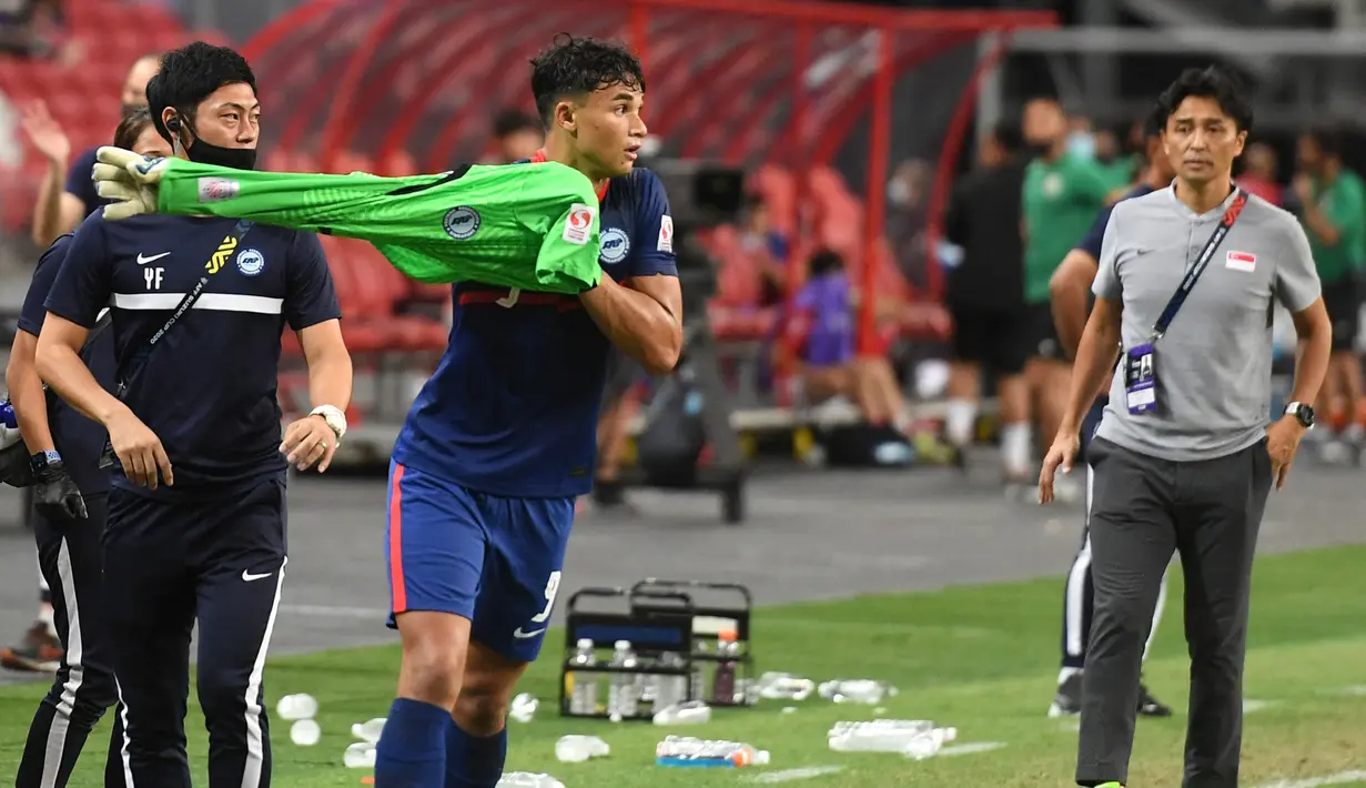 Timnas Indonesia menambah keunggulan menjadi 4-2 di masa injury time babak pertama perpanjangan waktu melalui Egy Maulana Vikri. Pertandingan jadi makin runyam bagi singapura usai Hassan Sunny jadi pemain ketiga yang diusir wasit di menit ke-119. Perannya digantikan Ikhsan Fandi. (AFP/Roslan Rahman)