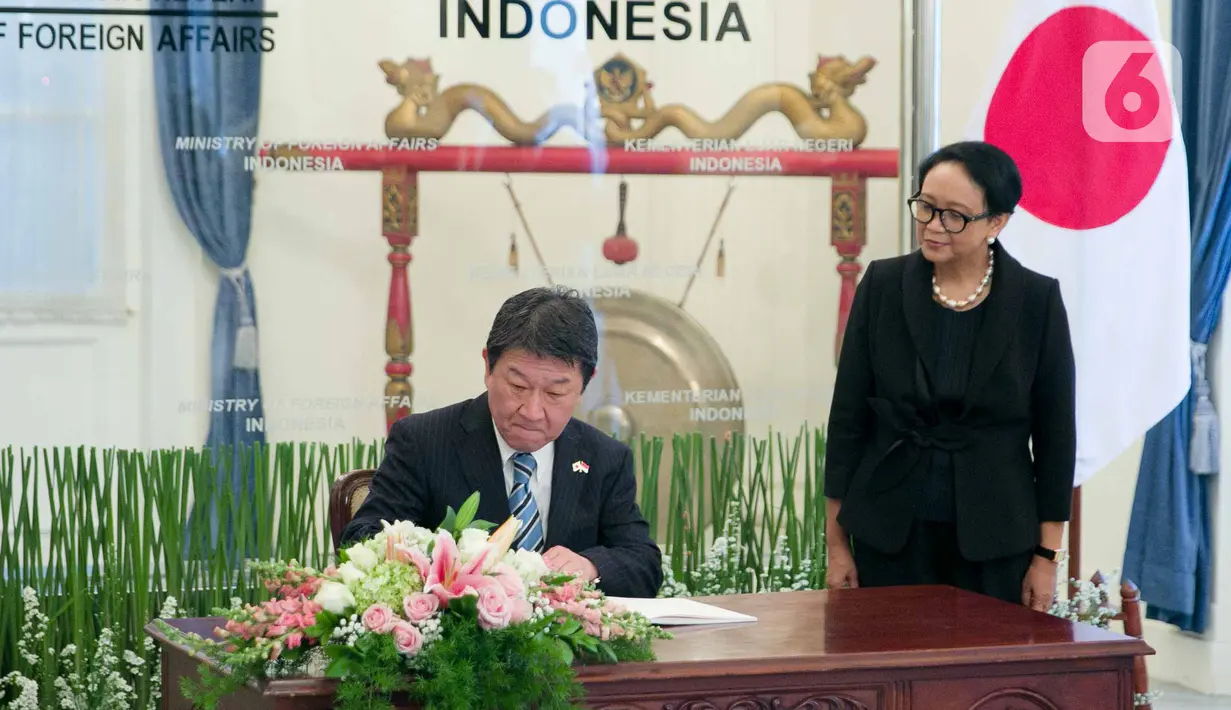 Menteri Luar Negeri Retno Marsudi (kanan) menyaksikan Menteri Luar Negeri Jepang Motegi Toshimitsu menandatangani buku tamu saat tiba di Gedung Kemlu, Jumat (10/1/2020). Kunjungan membahas kerjasama di bidang investasi termasuk pengembangan pulau terluar seperti Natuna. (Liputan6.com/Faizal Fanani)
