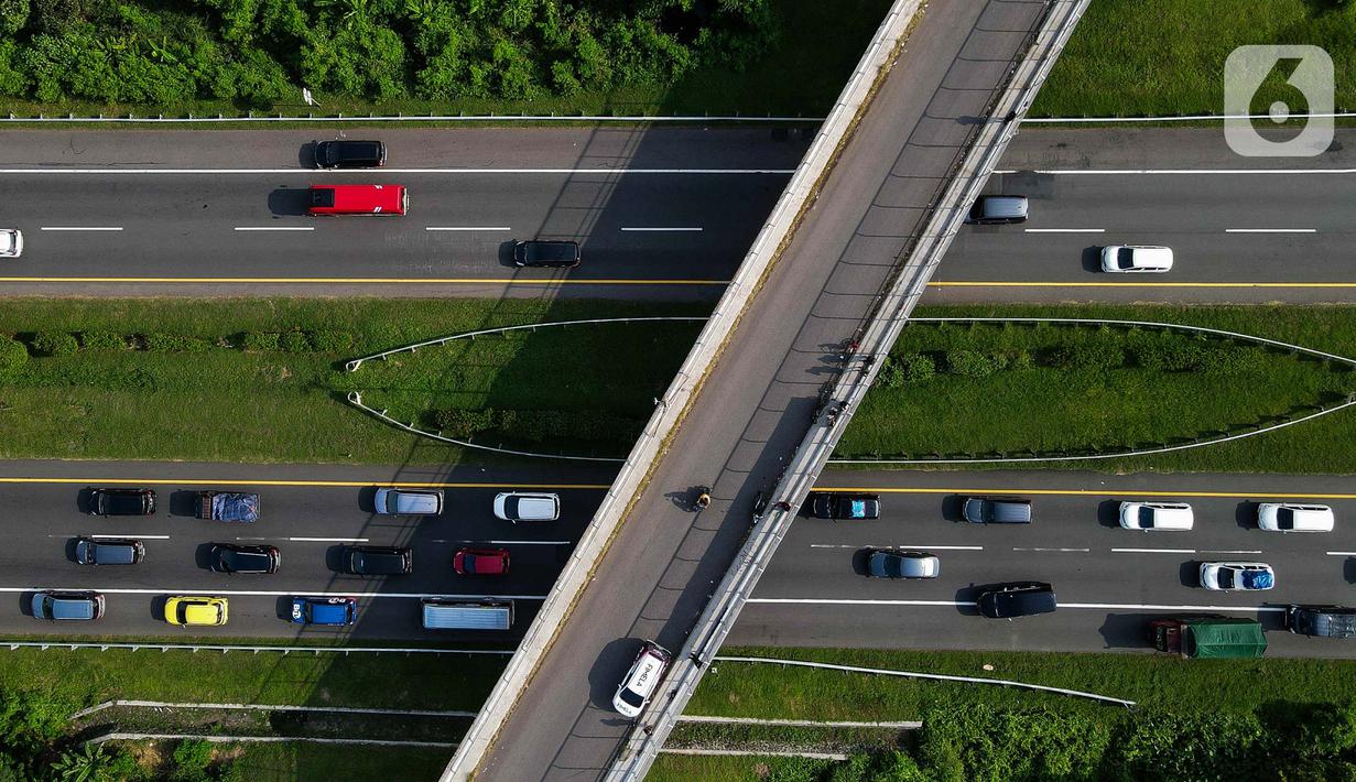 Meski tampak padat, namun arus mudik di tol Cipali cenderung lancar. (Liputan6.com/Herman Zakharia)