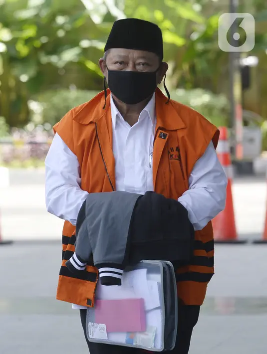 Bupati nonaktif Sidoarjo Saiful Ilah tiba di Gedung KPK, Jakarta, Selasa (7/4/2020). Saiful Ilah akan menjalani pemeriksaan lanjutan sebagai tersangka untuk melengkapi berkas terkait dugaan menerima suap proyek infrastruktur di Dinas PUPR Kabupaten Sidoarjo. (merdeka.com/Dwi Narwoko)
