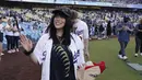 Penyanyi Billie Eilish melambaikan tangan kepada penggemar sebelum pertandingan bisbol antara Los Angeles Dodgers dan San Francisco Giants di Los Angeles, Amerika Serikat, 21 Juli 2022. Los Angeles Dodgers meraih kemenangan tipis menghadapi rival California, San Francisco Giants. (AP Photo/Marcio Jose Sanchez)
