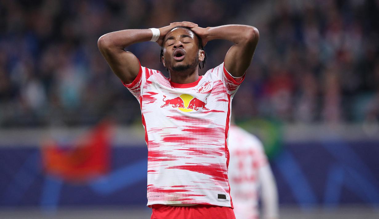 RB Leipzig pun terus memburu gol penyeimbang ke gawang PSG. Pada menit ke-82 tandukan dari Christopher Nkunku masih dapat dimentahkan Gianluigi Donnarumma. (AFP/Ronny Hartmann)