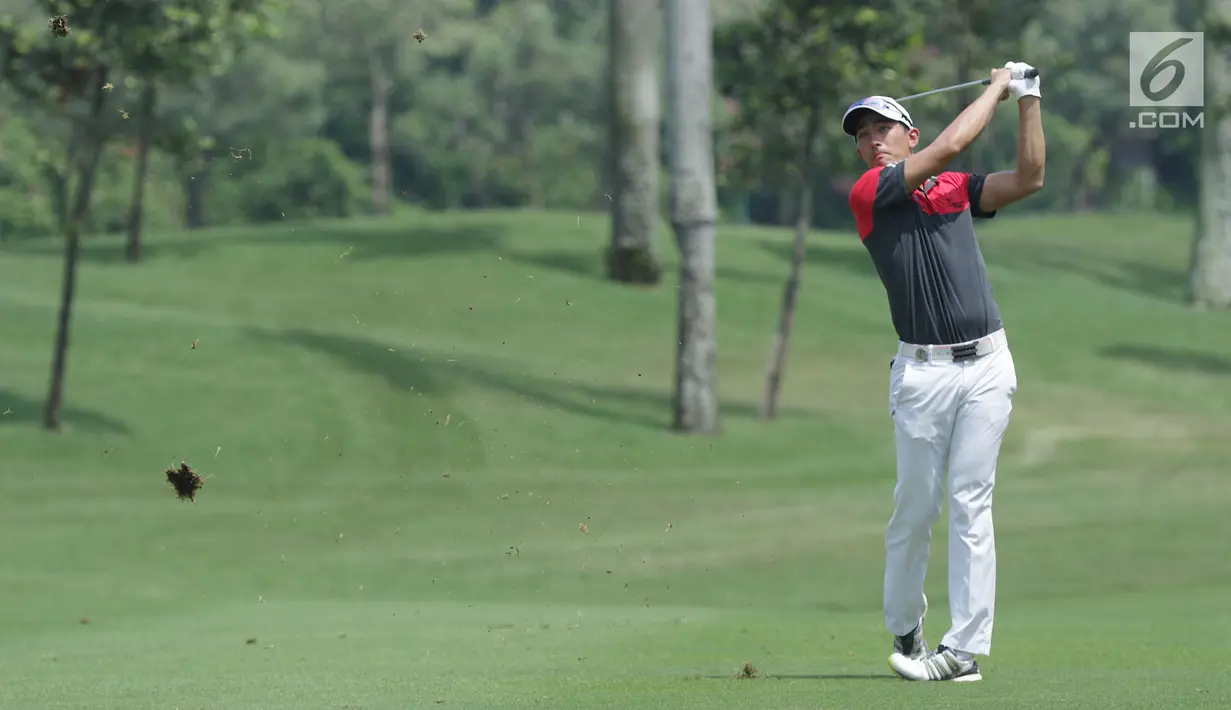 Pegolf Indonesia Danny Masrin saat melakukan pukulan pada Golf Indonesia Open 2017 di Pondok Indah Golf Course, Jakarta, Minggu (29/10). Indonesia Open 2017 merupakan turnamen seri Asian Tour diikuti 140 pegolf. (Liputan6.com/Helmi Fithriansyah)
