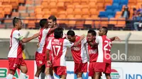 Para emain  PSM Makassar merayakan gol Gozali saat melawan Persiba Balikpapan pada laga Grup di Stadion Si Jalak Harupat, Soreang, Bandung, Jumat (17/2/2017). (Bola.com/Nicklas Hanoatubun)