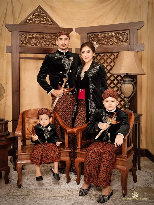 Foto-foto yang dihasilkan benar-benar menawan. Setiap pose yang diambil menggambarkan kebersamaan dan cinta dalam keluarga mereka. Jessica dan Vincent tak ragu menunjukkan kemesraan, dengan tangan yang saling menggenggam dan senyum hangat yang terlukis di wajah mereka. Sementara itu, El Barack dan Baby Don terlihat begitu bahagia, seolah-olah mereka sudah terbiasa dengan suasana hangat dan penuh kasih yang selalu ada di rumah. (Liputan6.com/IG/@inijedar)