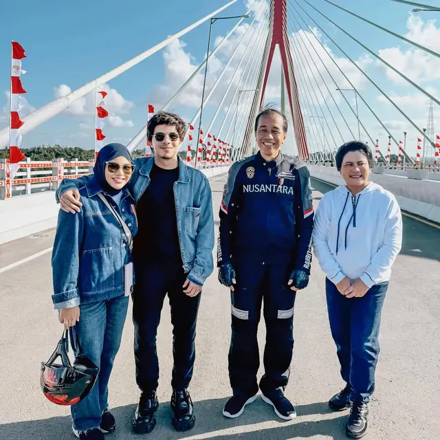 Aurel Hermansyah dengan Celana Jeans