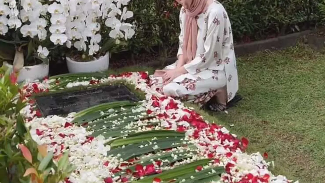Potret BCL Nyekar ke Makam Bareng Keluarga Mendiang Ashraf/Instagram Bunga Citra Lestari
