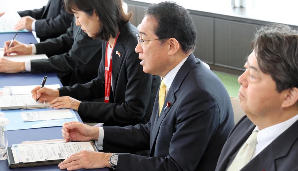 Sedangkan terkait investasi, Jokowi mengatakan bahwa diperlukan percepatan terkait penyelesaian proyek pembangunan Mass Rapid Transit (MRT) di Indonesia. Dia mengusulkan agar dilakukan penunjukan langsung kontraktor Jepang. (JAPAN POOL/JIJI PRESS)