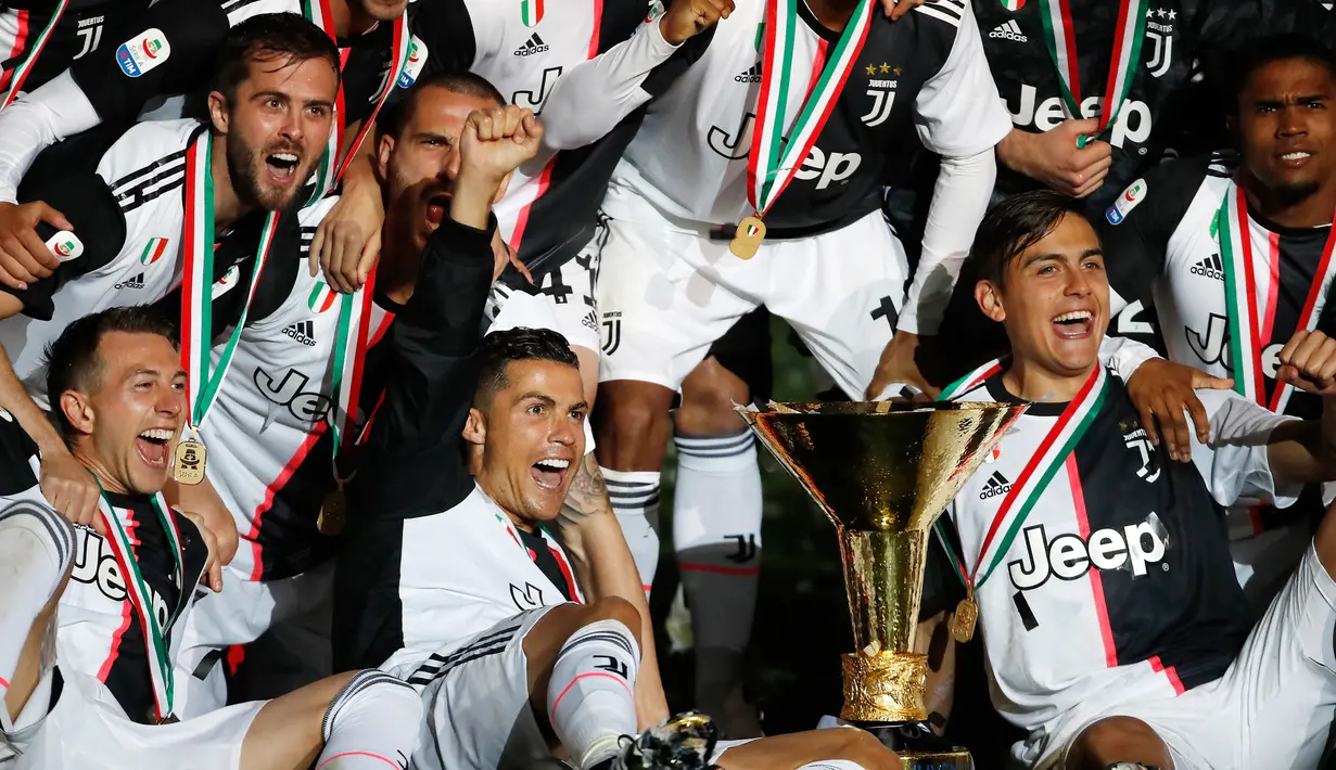 Para pemain Juventus berpose dengan Piala Liga Italia Serie A di Stadion Allianz, Turin (19/5/2019). Juventus berhasil meraih 97 angka dengan unggul 11 angka dari Napoli yang berada di peringkat kedua. (AP Photo/Antonio Calanni)