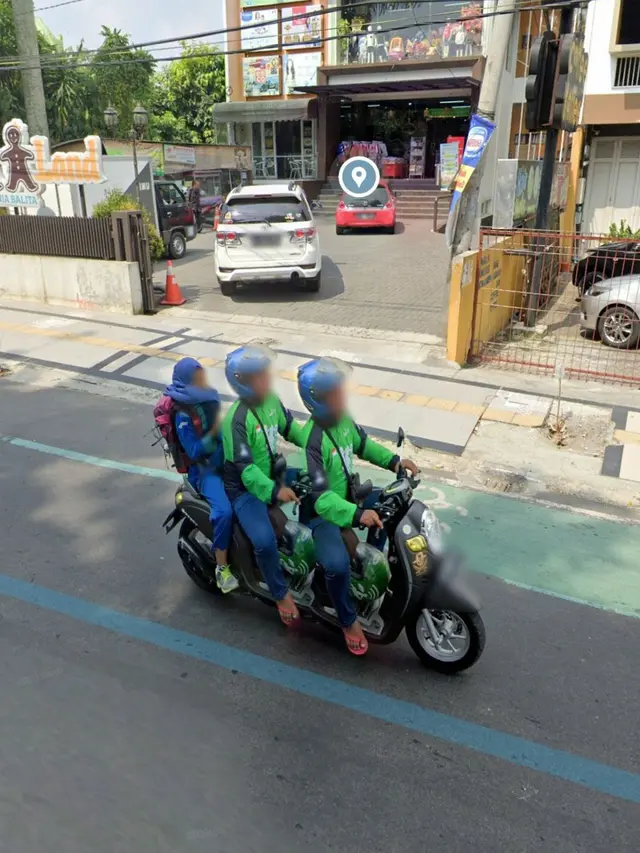 6 Foto Pengguna Jalan 'Ngebug' di Google Street View Ini Malah Bikin Bingung