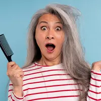 Seorang wanita dengan rambut berantakan sedang memegang sebuah sisir (Foto Dok: Freepik/freepik).