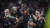 Penyerang AC Milan, Zlatan Ibrahimovic berselebrasi dengan rekan-rekannya usai mencetak gol ke gawang Cagliari pada pertandingan Liga Serie A Italia di Sardegna Arena (11/1/2020). Ibrahimovic mencetak gol dimenit ke-64 dan merupakan gol perdananya di AC Milan musim ini. (Spada(/LaPresse via AP)