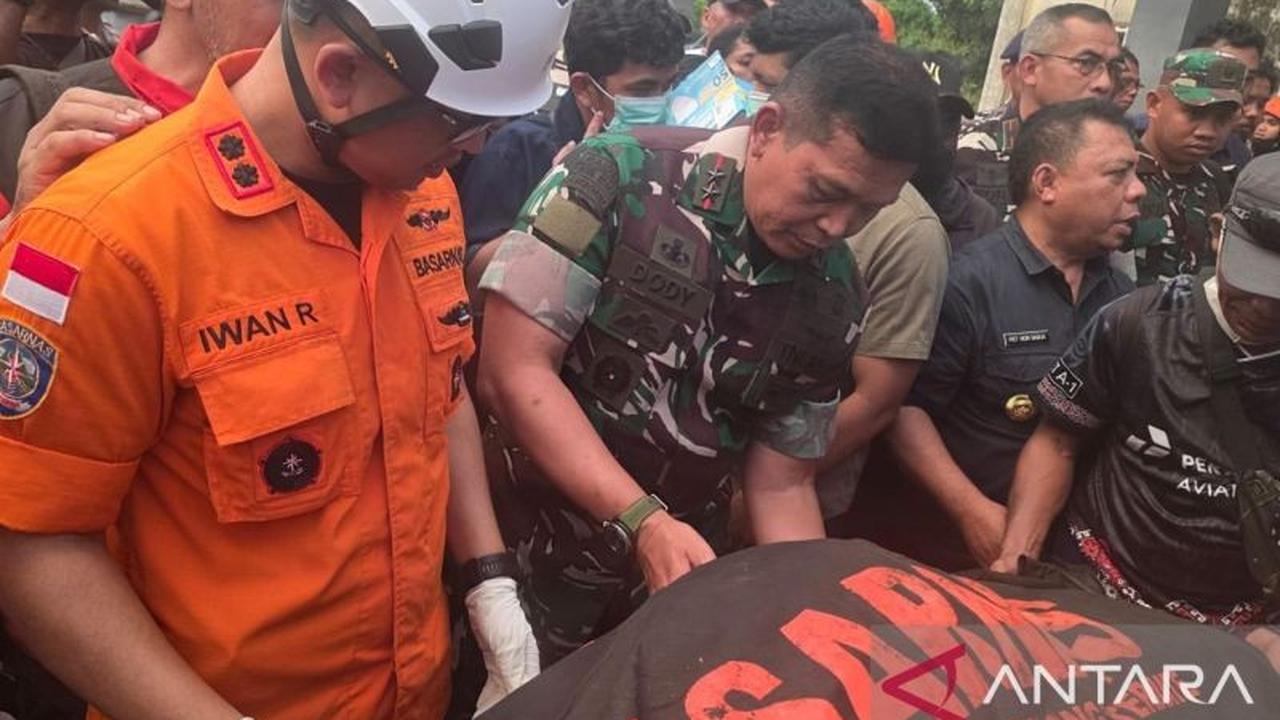 TNI Perkuat Tim Evakuasi Korban Erupsi Gunung Dukono di Halmahera Utara