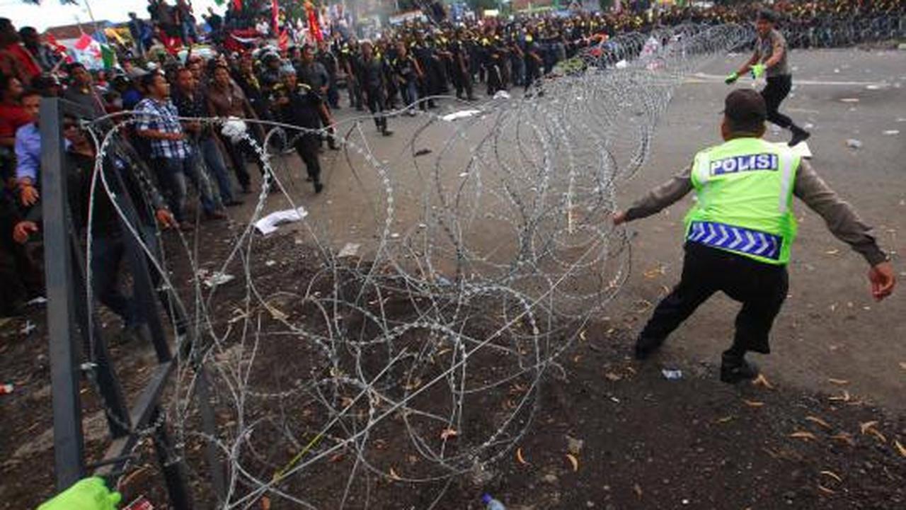 Dipasang kawat berduri, ratusan massa marah dengan polisi