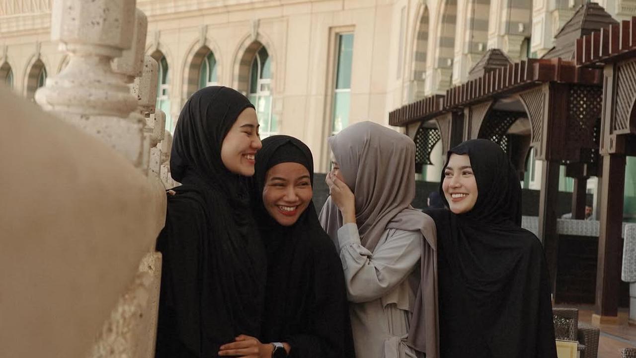Ke Tanah Suci Bersama, 7 Potret Mahalini dan Aaliyah Massaid Selama Umrah - Penampilannya Tuai Pujian