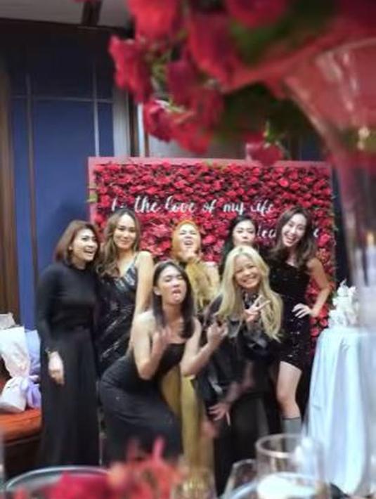 Rasanya tak afdol kalau tidak berpose bareng. Syahrini bersama tamu-tamu undangan foto bersama dengan background bunga mawar merah usai makan malam. (Foto: Instagram/@princessyahrini)