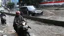 Sejumlah kendaraan nekat menerobos banjir di depan Mall Gandaria City, Jakarta, Sabtu (27/8). Hujan deras di wilayah Jabodetabek mengakibatkan banjir di sejumlah titik di ibukota. (Liputan6.com/Helmi Afandi)