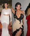 Digelar di rumah Kourtney Kardashian, pesta Natal keluarga Kardashian-Jenner itu digelar mewah dengan dekorasi yang didominasi warna merah.