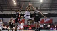 Pemain NSH Jakarta mencoba melewati hadangan pemain Aspac Jakarta pada lanjutan IBL 2016 di Hall A Senayan, Jakarta, Minggu (10/1/2016).(Bola.com/Nicklas Hanoatubun)