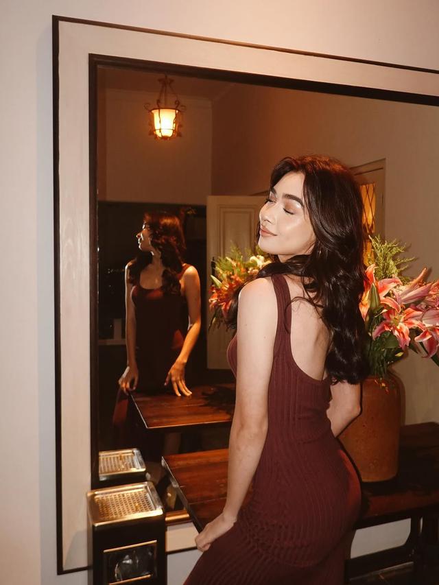 6 Potret Cantik Dosma Hazenbosch, Artis yang Dikabarkan Dekat dengan Rizky Nazar (credit: instagram/doshzn).