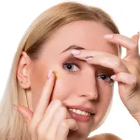 Tepat memilih warna softlens sesuai undertone kulit. (Foto: Freepik/Yuliiaka)