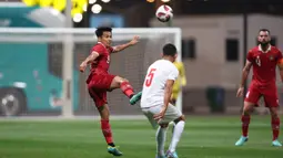 Gelandang Timnas Indonesia, Witan Sulaeman (kiri) berebut bola dengan bek Timnas Iran, Milad Mohammadi pada laga uji coba terakhir menjelang Piala Asia 2023 di Al Rayyan Training Ground, Qatar, Selasa (9/1/2023) malam WIB. Timnas Indonesia kalah 0-5 dari Timnas Iran. (Dok. PSSI)