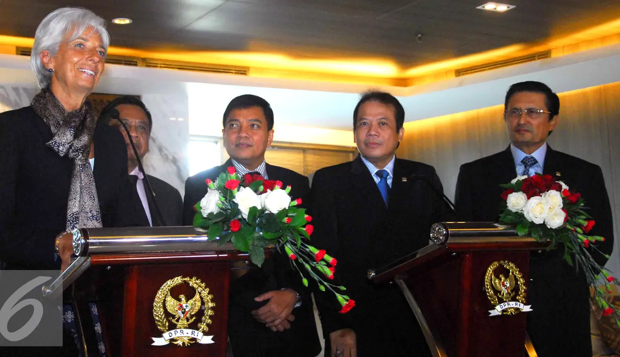Direktur Pelaksana Dana Moneter Internasional (IMF) Christine Lagarde (tengah) memberikan keterangan pers usai mengadakan pertemuan dengan Pimpinan DPR RI di Senayan, Jakarta, Selasa (2/9/2015).(Liputan6.com/Helmi Afandi)
