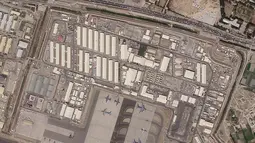 Foto satelit menunjukkan lalu lintas yang berusaha mencapai sisi sipil Bandara Internasional Kabul, Selasa (17/8/2021).  Taliban membersihkan sisi sipil bandara Selasa dan mengontrol akses ke sana. (Planet Labs Inc. via AP)