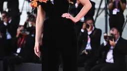 Aktris Australia Cate Blanchett saat tiba untuk pemutaran film 'Tar' pada ajang Venice Film Festival 2022 di Venesia, Italia, 1 September 2022. Aktris berusia 53 tahun itu melintasi karpet merah dengan korset beludru hitam berisi rangkaian bunga yang dilukis dengan tangan. (Marco BERTORELLO/AFP)