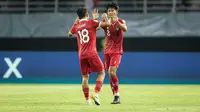 Selebrasi pemain Timnas Indonesia U-17, Arkhan Kaka (kanan) bersama rekannya, Jehan Pahlevi setelah mencetak gol ke gawang Timnas Ekuador U-17 pada laga pertama Grup A Piala Dunia U-17 di Stadion Gelora Bung Tomo, Surabaya, Jumat (10/11/2023) malam WIB. (Bola.com/Bagaskara Lazuardi)