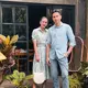 Donna Agnesia dan Darius Sinatria kompak mengenakan baju bernuansa baby blue. Donna mengenakan long dress baby blue bermotif model kerah dipadukan heels putih serasi dengan handbagnya. [@dagnesia]