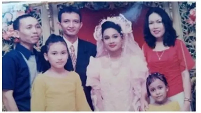 7 Potret Lawas Kebersamaan Ayu Ting Ting dan Ibunda, Selalu Kompak