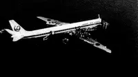 Pesawat Japan Airlines Flight 350 (JA8061) jatuh di perairan dangkal Tokyo Bay (Teluk Tokyo) Jepang. (JTSB melalui Wikimedia Commons)