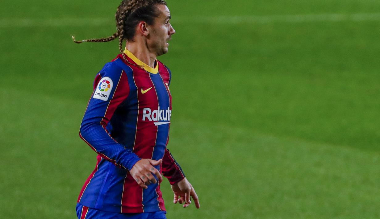 Penyerang Barcelona, Antoine Griezmann berlari saat berhadapan dengan Real Sociedad pada pertandingan lanjutan La Liga Spanyol di stadion Camp Nou di Barcelona, Spanyol, Kamis (17/12/2020). Griezmann terlihat percaya diri dengan rambut kepangnya saat ini. (AP Photo/Joan Monfort)