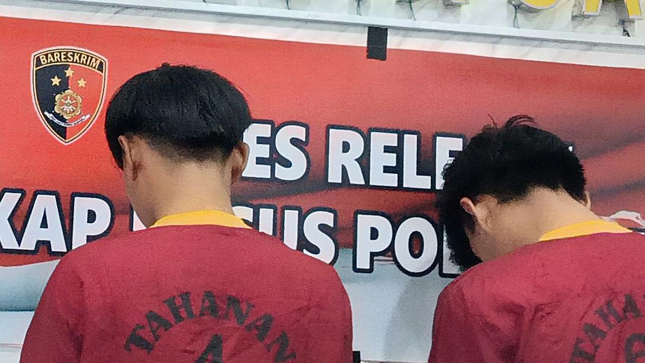Karena keributan itu, S menghubungi abang iparnya Henza untuk memanggil suaminya Henzi. "Tersangka inisial HS dan HW datang membantu S, namun untuk peran kedua tersangka tersebut berbeda beda," jelasnya.