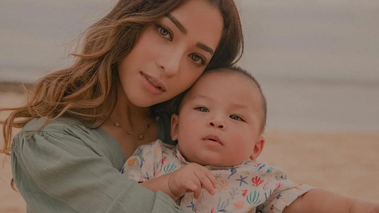 Potret Nikita Willy dan baby Izz. (Foto: Instagram/nikitawillyofficial94)
