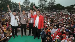 Saat orasi di Lapangan Pagaden, Subang, Jawa Barat, Jokowi didampingi dua politikus PDI Perjuangan, Maruarar Sirait dan Indra Trenggono, Selasa (17/6/14). (Liputan6.com/Herman Zakharia)