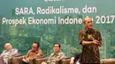 Ekonom Senior UI Faizal Basri (kanan) saat menjadi pembicara diskusi PKB di Jakarta, Senin (23/1). Diskusi bertema "Om Toleran Om" membahas SARA, Radikalisme dan Prospek Ekonomi Indonesia 2017. (Liputan6.com/Johan Tallo)