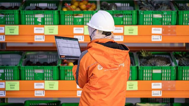 Seorang karyawan TaniHub Group melakukan pendataan produk segar di fasilitas National Fulfillment Center (NFC) milik perusahaan di Cikarang, Jawa Barat. (Dok Tanihub)