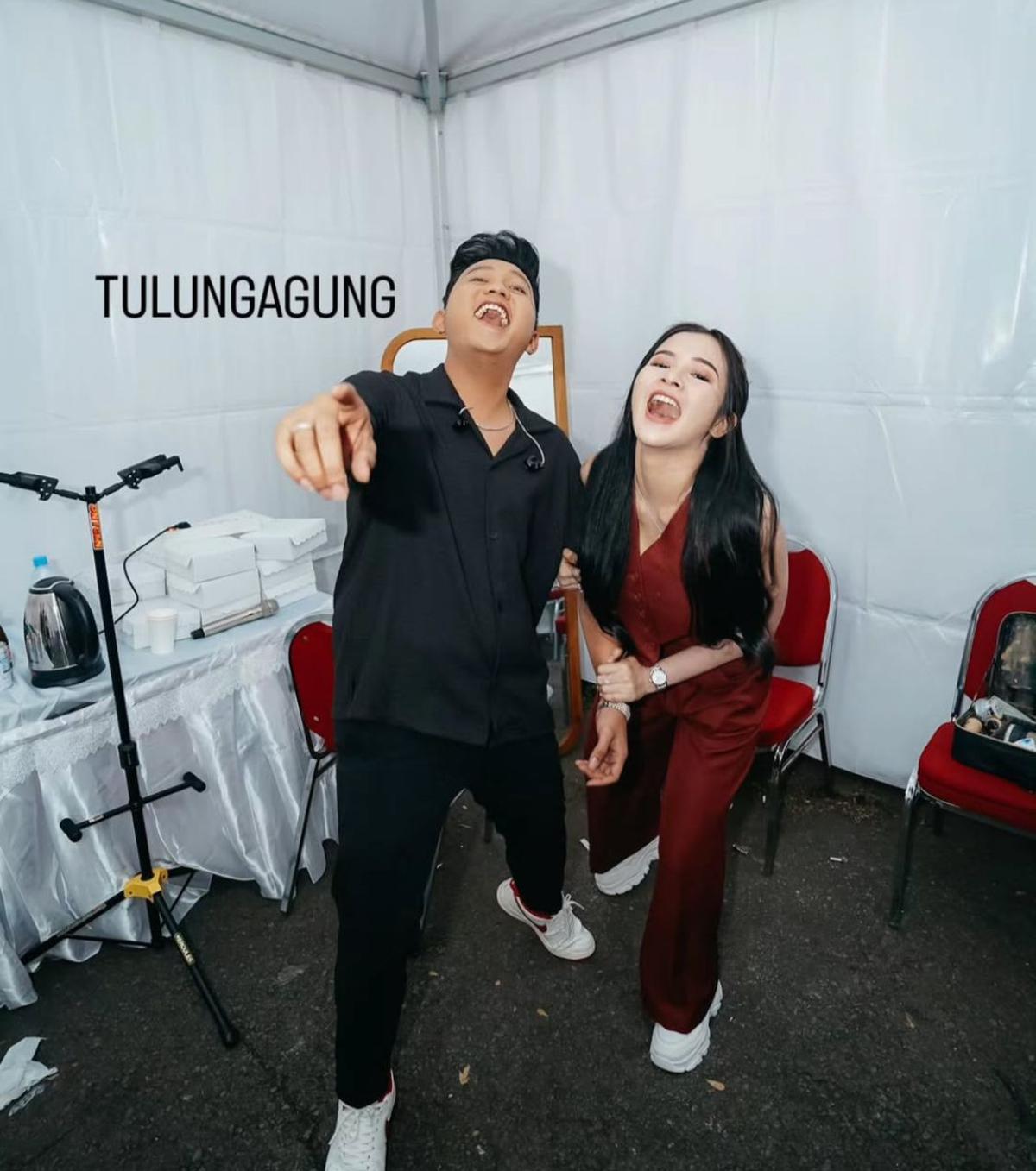 7 Potret Bella Bonita Temani Denny Caknan di Backstage, Bukti Kesetiaan yang Romantis