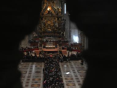 Orang-orang mengantre untuk memberi penghormatan terakhir saat mendiang Paus Fransiskus disemayamkan di Basilika Santo Petrus di Vatikan, pada 25 April 2025. (Tiziana FABI/AFP)
