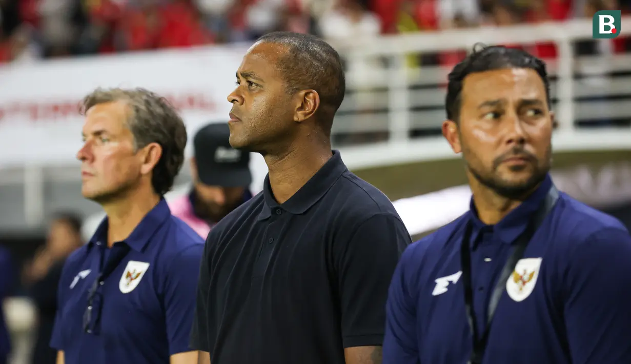 <p>Pelatih kepala Timnas Indonesia, Patrick Kluivert bersama asisten pelatih Alex Pastoor (kiri) dan Denny Landzaat (kanan) saat laga FIFA Matchday melawan Chinese Taipei di Stadion Gelora Bung Tomo (GBT), Surabaya, Jumat (05/09/2025). (Bola.com/Abdul Aziz)</p>