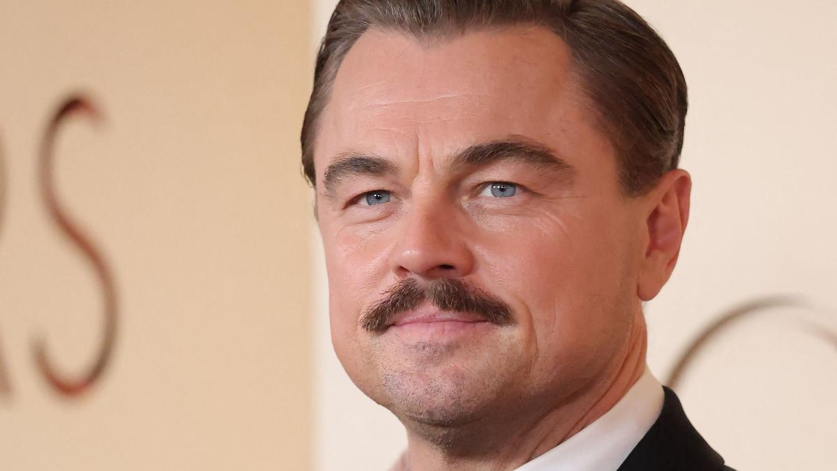 Potret Leonardo DiCaprio di Piala Oscar 2026, Tampil dengan Kumis Melintang
