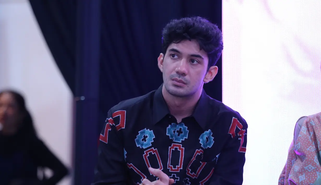 Reza Rahadian hadir saat peluncuran perangko Habibie Ainun di CoHive Filateli, Jakarta Pusat, Jumat (20/12/2019) malam. (Daniel Kampua/Fimela.com)