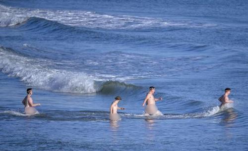 Aksi bugil peringati Perang Dunia II | Foto: copyright AFP Photo/Andreas Solaro
