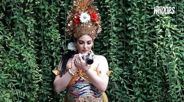 Wajah Arab ditambah busana Bali yang dipakai membuat sang putri jadi sasaran foto pekerja spa.