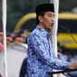 Presiden Joko Widodo (Jokowi) menyampaikan pidato pada upacara peringatan HUT ke-45 Korps Pegawai Republik Indonesia (Korpri) di Silang Monas, Jakarta, Selasa (29/11). Acara dihadiri ribuan PNS lintas instansi berpakaian adat. (Liputan6.com/Faizal Fanani)