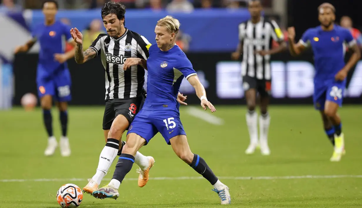 Chelsea berhasil membuka keunggulan di menit ke-12. Menerima umpan terobosan Ian Maatsen, Nicolas Jackson sukses menjebol gawang Newcastle dengan tembakan kaki kanan. (Todd Kirkland/Getty Images for Premier League/AFP)
