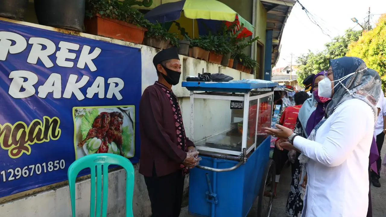 Kemnaker Serahkan Bantuan TKM kepada PKL di Jakarta